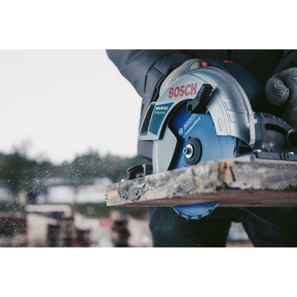 Eine Handkreissäge der Marke Bosch schneidet ein Werkstück.
