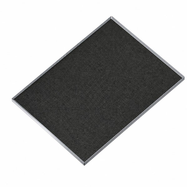 Rechteckige schwarze Fußmatte mit strukturierter Oberfläche und silbernem Metallrahmen.