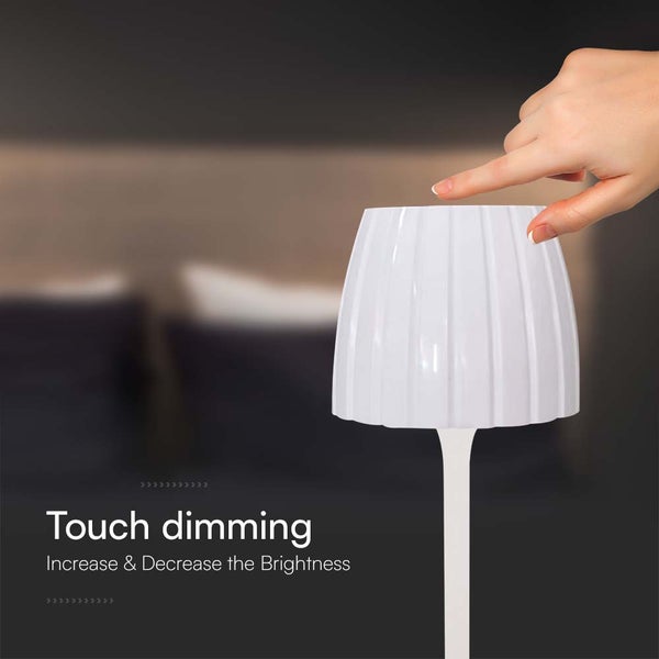 Weisse dimmbare Tischleuchte mit Berührungsfunktion und Hand