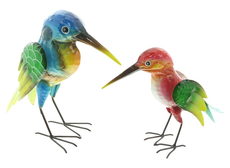 Zwei bunte Gartenfiguren aus Metall in Vogeloptik mit langen Schnäbeln und Drahtfüßen.