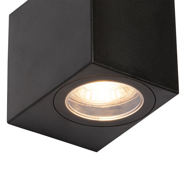 Schwarzer quadratischer Aufbaustrahler für die Decke mit integriertem Leuchtmittel.