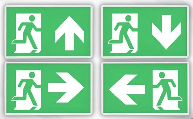 Set aus vier rechteckigen Rettungszeichen mit laufender Figur und Richtungspfeilen für die Fluchtwegkennzeichnung