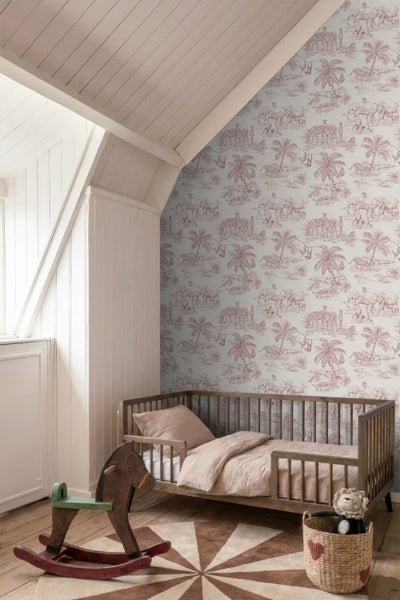 Hell gestaltetes Kinderzimmer mit Safari-Tapete an einer Dachschräge, einem Holzbett, einem Schaukelpferd und einem runden Teppich.