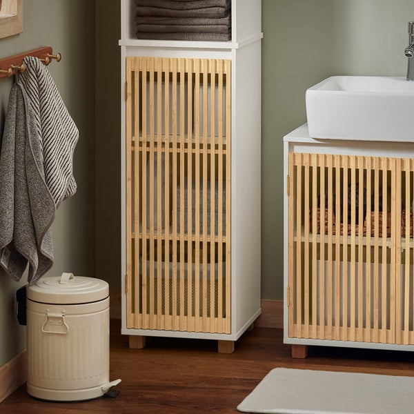 Badezimmeransicht mit Waschbeckenunterschrank, Hochschrank und Treteimer