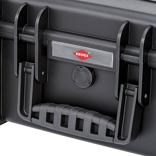 Detailansicht eines Knipex Werkzeugkoffers mit ergonomischem Griff, Knipex Logo und automatischem Druckausgleichsventil.