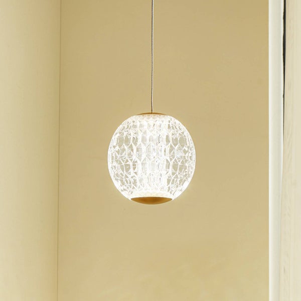 Kugelförmige Pendelleuchte mit facettiertem Glasschirm und metallischen Akzenten.