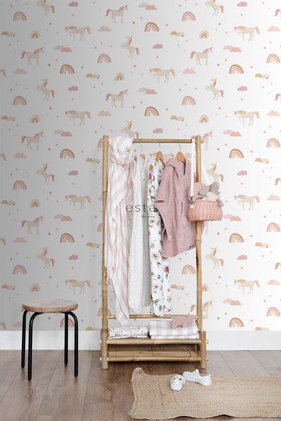 Kinderzimmer mit Einhornmuster-Tapete, Kleiderständer und Hocker
