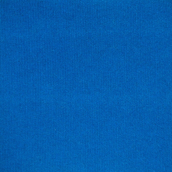 Szene mit Teppichfliesen, Klemmbrett, Stift und Brille