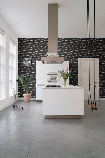 Heller Raum mit Küche, Kücheninsel und Dekoration