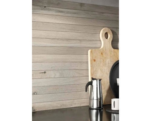 Wandverkleidung mit Holzoptik im Küchenbereich mit Kaffeekanne und Schneidebrett