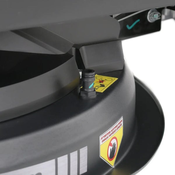 Detailansicht einer Holzhackmaschine mit Warnhinweisen