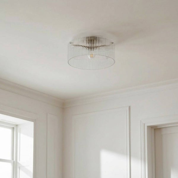 Deckenleuchte mit Lampenschirm aus transparenten Stäben im Raum.