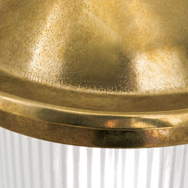 Detailansicht einer Leuchte mit antikem Messing-Finish und geriffeltem Glas.