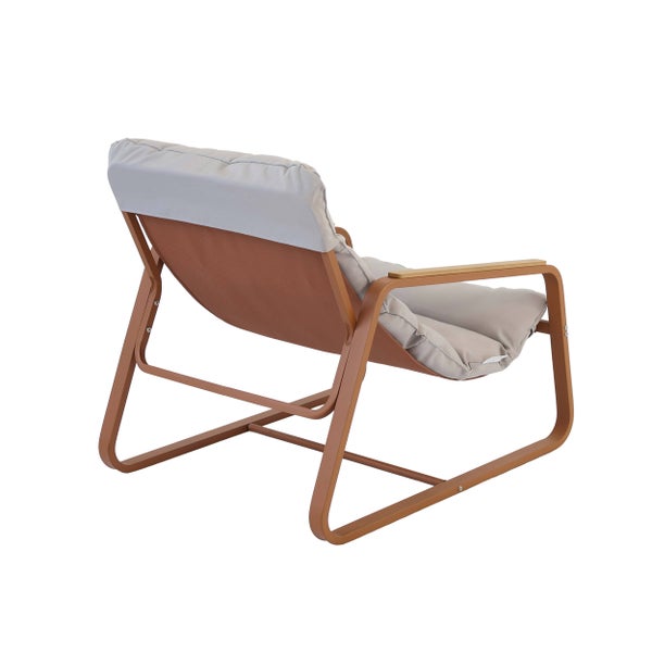 Moderner Garten-Loungesessel mit braunem Metallgestell, hellgrau gepolsterten Kissen und Armlehnen aus Holz.