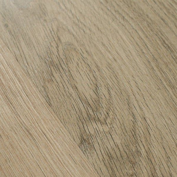 Detailansicht eines Vinylbodens oder Laminats mit einer natürlichen Eichenholzoptik und ausgeprägter Maserung.