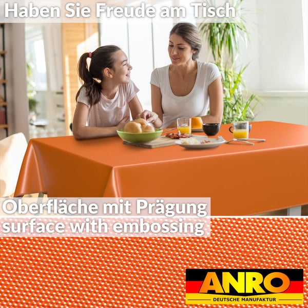 Szene mit Mutter und Tochter an einem Esstisch mit einer Tischdecke mit Prägung und dem ANRO Logo