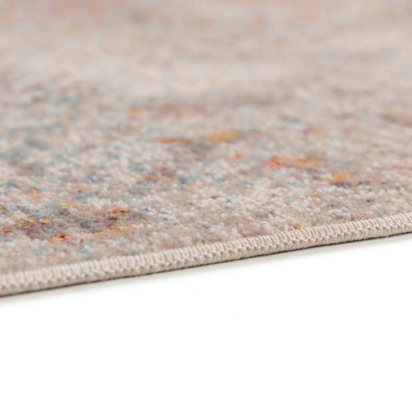 Nahaufnahme eines Kurzflorteppichs mit abstraktem meliertem Muster und gekettelter Kante.