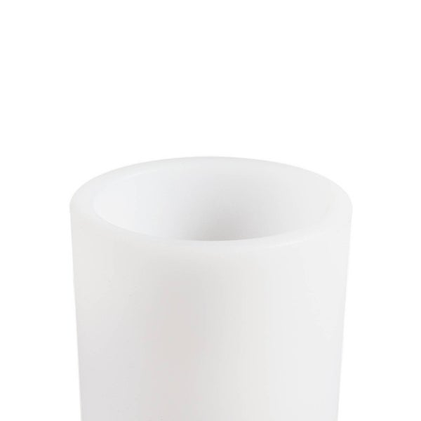 Detailansicht der oberen Öffnung eines weißen, zylindrischen Kunststoff-Leuchtenkörpers.