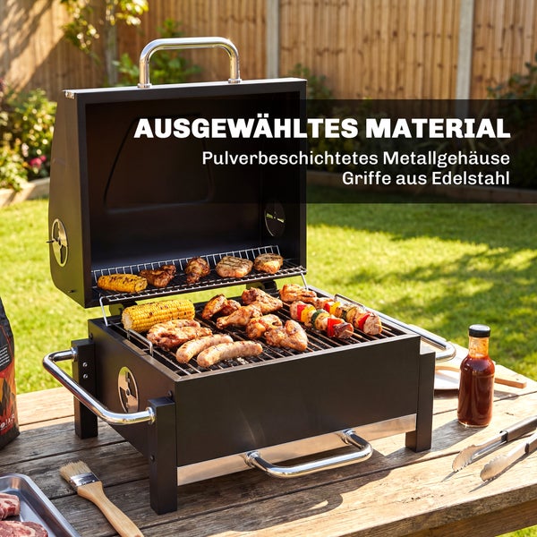 Tragbarer Grill aus pulverbeschichtetem Metall mit Edelstahlgriffen, geöffnetem Deckel und Grillgut auf dem Rost.