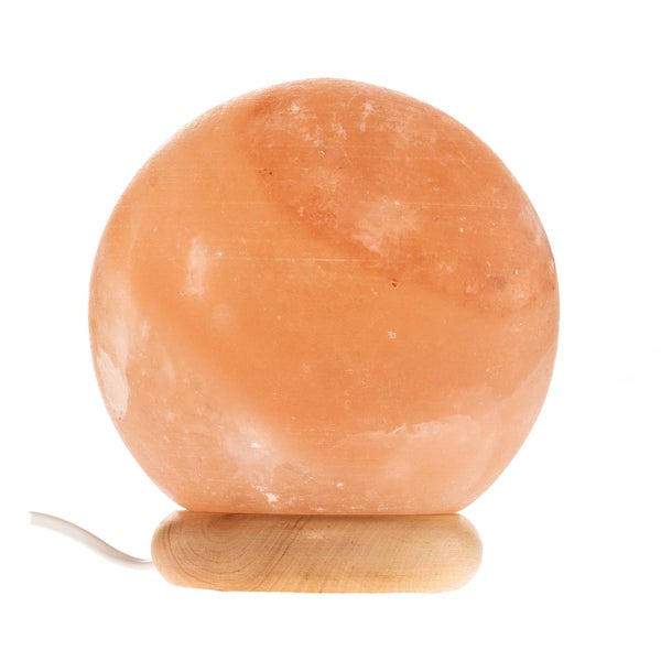 Salzkristalllampe auf Holzsockel