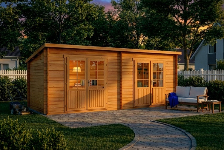 Gartenhaus aus Holz mit Pultdach, zwei Doppeltüren mit Glaseinsätzen, auf einer gepflasterten Fläche im Garten mit Sitzbank und Rasenmäher.
