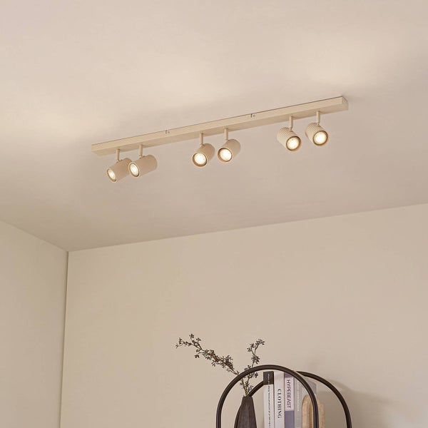 Deckenleuchte mit sechs Strahlern im Innenraum.