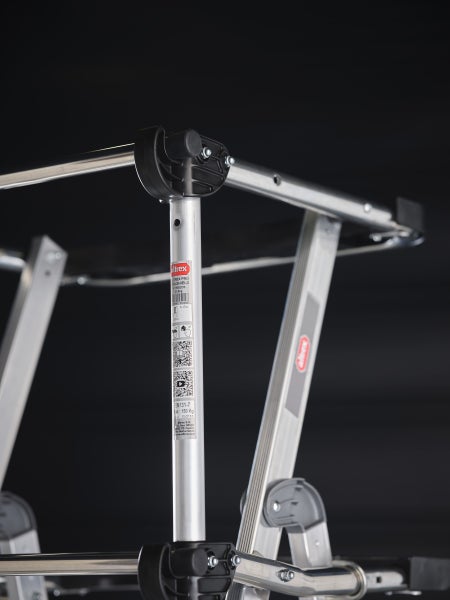 Detailansicht einer Altrex Leiter aus Aluminium mit schwarzem Kunststoffgelenk