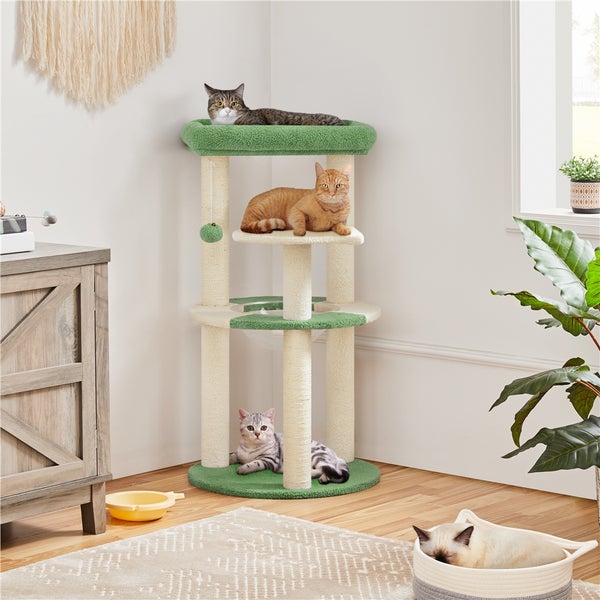 Katzenkratzbaum mit drei Katzen in einem hellen Wohnzimmer.