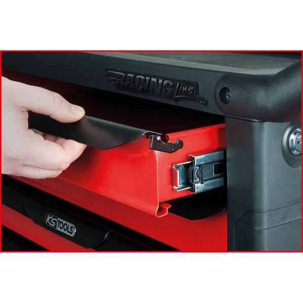Detail eines Werkstattwagens mit Racing line Logo und KS Tools Logo sowie eine Hand, die eine rote Schublade mit Metallschienen öffnet.