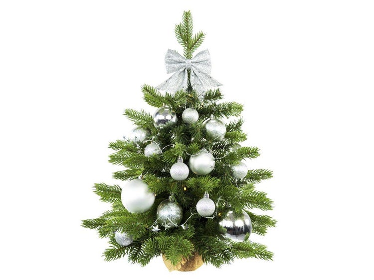 Geschmückter künstlicher Weihnachtsbaum mit silbernen Kugeln und Schleife in Jutetopf
