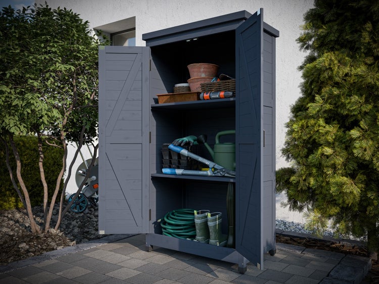 Offener blauer Gartenschrank aus Holz auf einer Terrasse, gefüllt mit Gartengeräten, Töpfen, Gießkanne und Stiefeln.