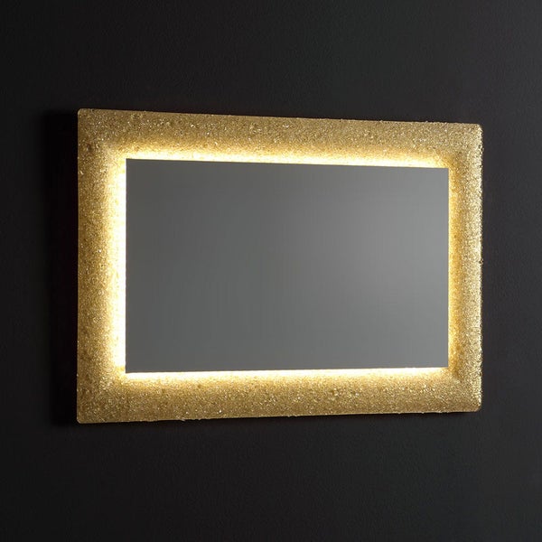 Rechteckiger Wandspiegel mit goldfarbenem, strukturiertem Rahmen und integrierter LED-Beleuchtung.