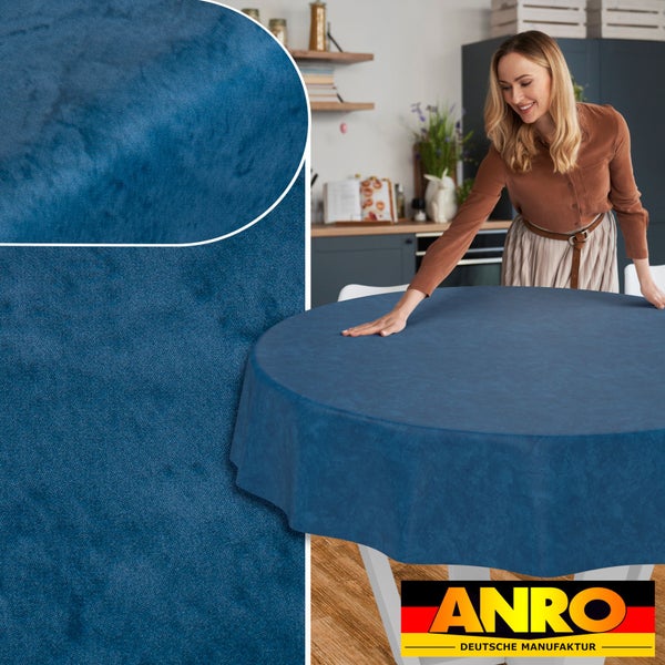 Blaue, runde Tischdecke mit strukturierter Oberfläche auf einem Tisch in einer Küche, ANRO Deutsche Manufaktur Logo.