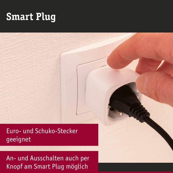 In eine Steckdose gesteckter Smart Plug mit angeschlossenem schwarzen Kabel. Eine Hand betätigt den Knopf zum manuellen Ein- und Ausschalten.