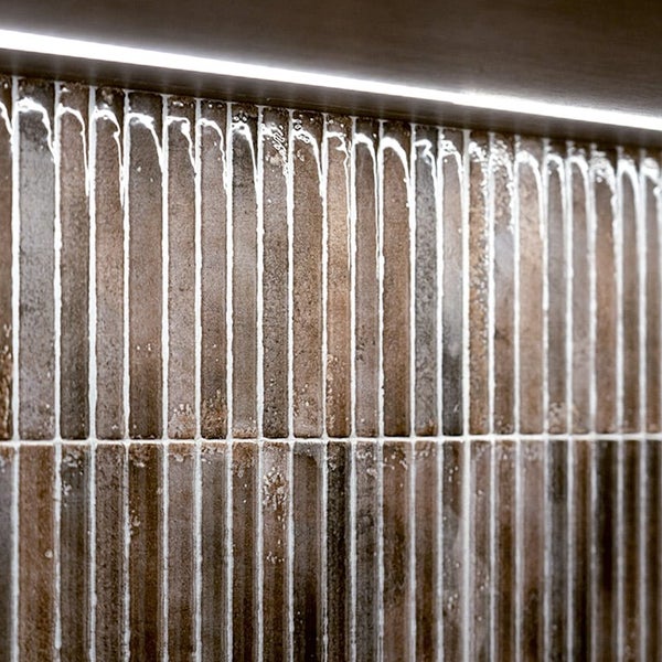 Wandfliesen in Riemchenoptik mit strukturierter Oberfläche und LED Leiste als indirekte Beleuchtung