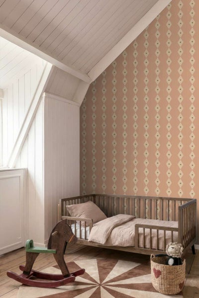 Ein Kinderzimmer mit gemusterter Tapete, einem Holzbett, einem Schaukelpferd und einem runden Teppich in einer hellen, freundlichen Wohnumgebung.