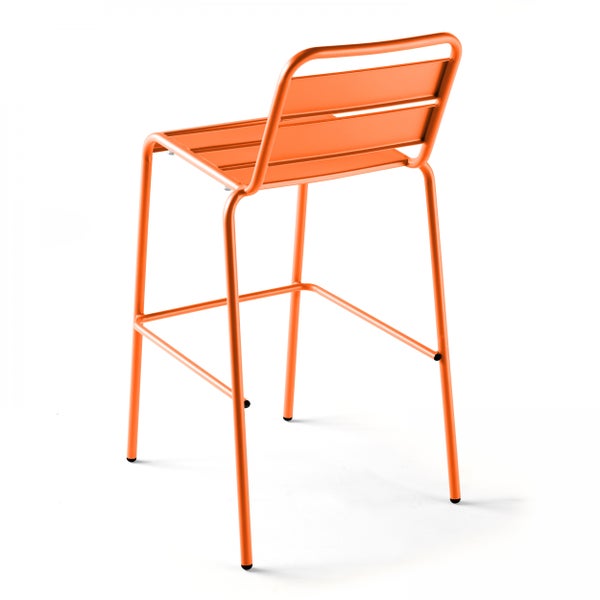 Moderner Barhocker aus Metall in Orange mit Rückenlehne und Fußstütze.