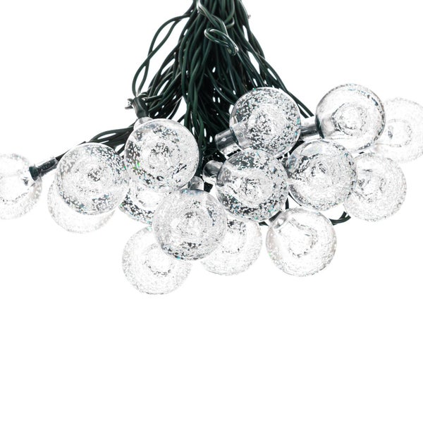 LED-Lichterkette mit transparenten Kugeln in Blasenoptik und grünem Kabel.