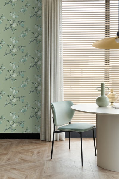 Helles Zimmer mit geblümter Tapete, Vorhängen, Jalousien, Esstisch und Stuhl