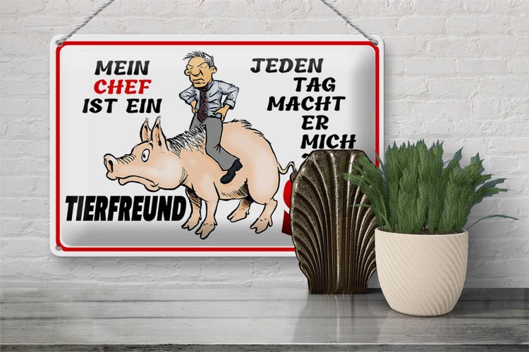 Metallschild mit dem Spruch: Mein Chef ist ein Tierfreund. Jeden Tag macht er mich zur Sau.