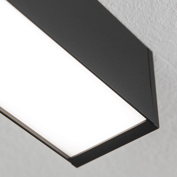Moderne eckige LED Deckenleuchte in minimalistischem Design zur Beleuchtung von Innenraeumen