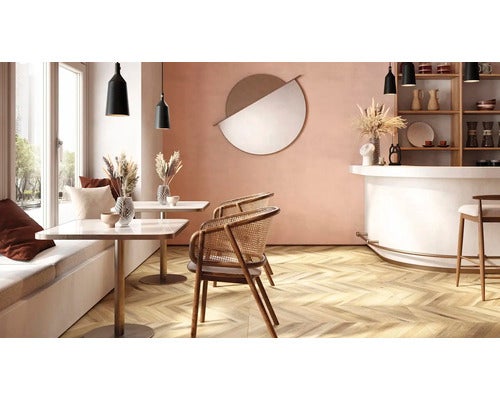 Innenraum mit Tischen, Stühlen, Bar und dekorativem Spiegel