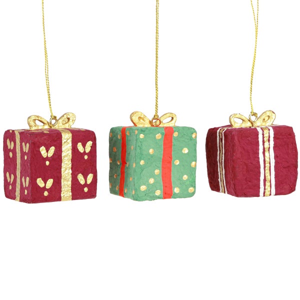 Drei hängende Weihnachtsbaumanhänger in Form von Geschenkpaketen mit goldenen Bändern und Schleifen aus Papiermaché