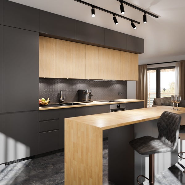 Moderne L-Küche mit Schränken in Anthrazit, Oberschränken und Arbeitsplatte aus Holz, Kücheninsel mit Barhockern und schwarzer Schienenbeleuchtung.