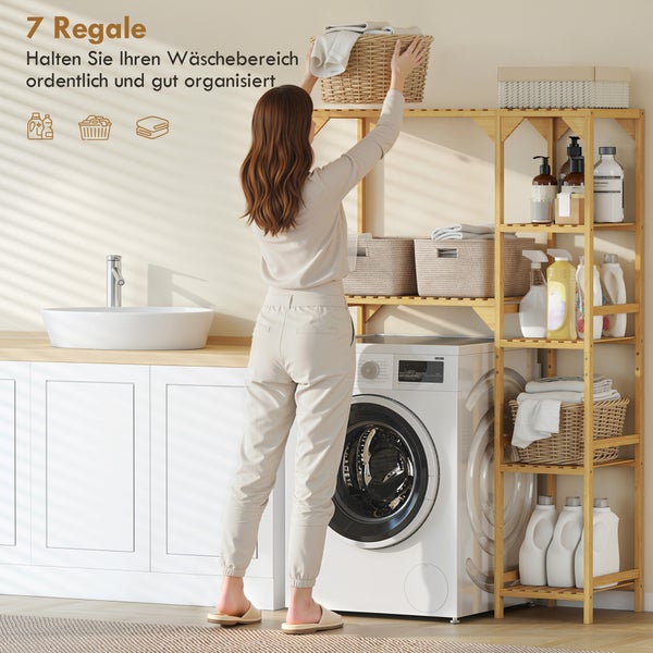 Heller Wäschebereich mit einem Waschmaschinenregal aus Holz mit 7 Böden, Waschmaschine, Aufbewahrungskörben und einer Frau beim Einräumen.