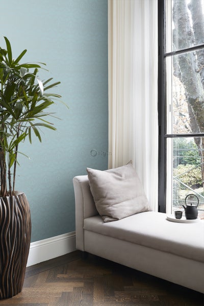 Wohnraumszene mit floral gemusterter Tapete, Zimmerpflanze und Fensterbank