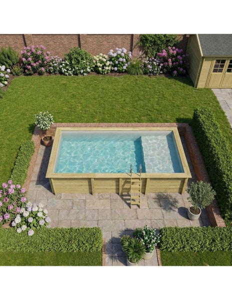 Holzpool im Garten mit Leiter und gepflastertem Bereich