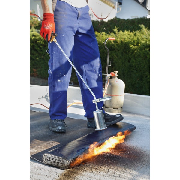 Dachdecker schweißt Dachpappe mit einem Schweißbrenner und einer Gasflasche.