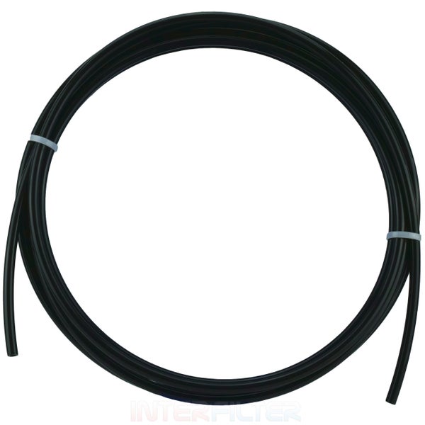 Ein aufgerollter schwarzer Schlauch für Teichfilter und Aquarientechnik.