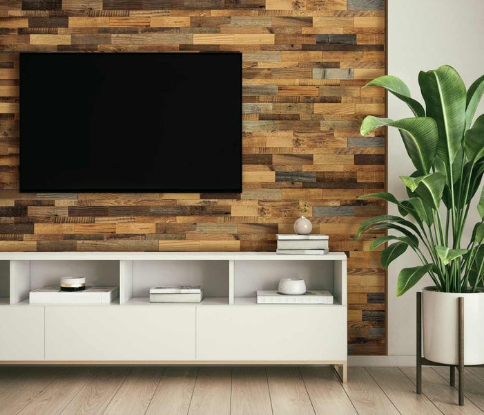 Wohnzimmer mit Fernseher, Holzverkleidung und weißem Lowboard